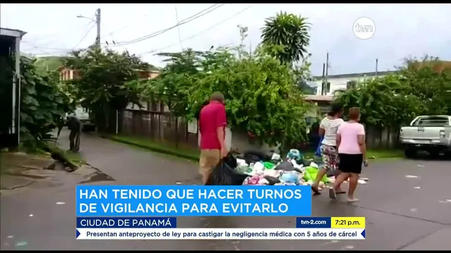 Madre e hija luchan contra la acumulación de la basura en San Miguelito