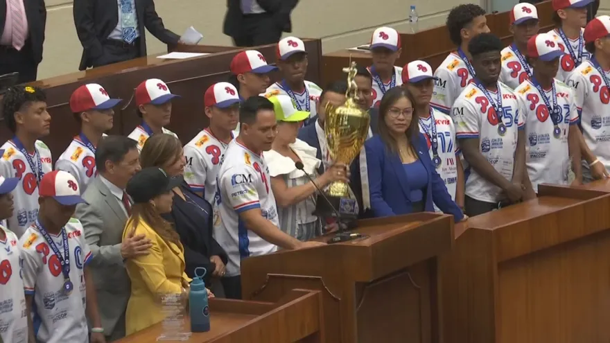 Equipo juvenil de Panamá Oeste en la Asamblea Nacional de Diputados
