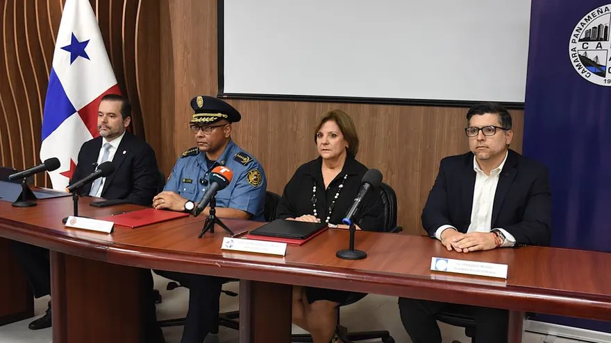 Firma del convenio entre los bomberos y Capac