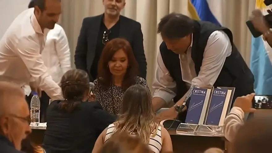 Cristina Kirchner demanda a Google por aparecer como “ladrona” en el buscador