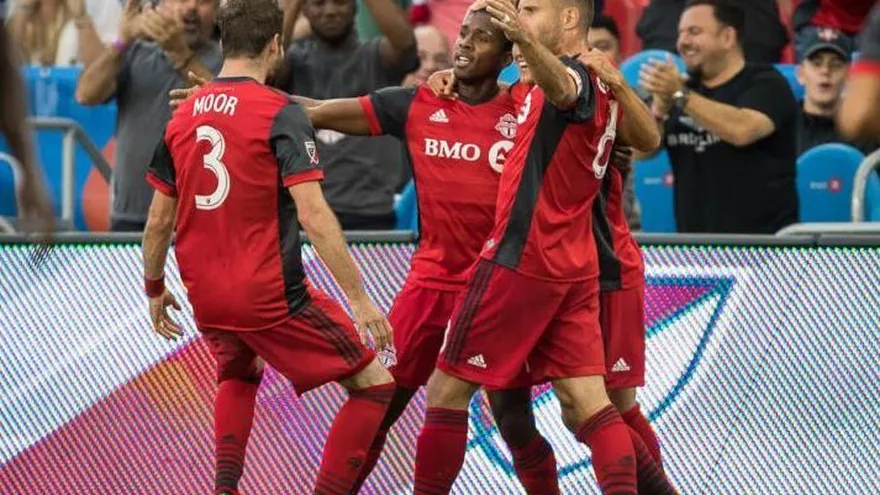 Armando Cooper en acción con Toronto FC