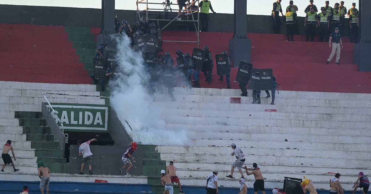 Disturbios en clásico Olimpia vs Cerro Porteño dejan 50 heridos y 63 arrestados en Paraguay