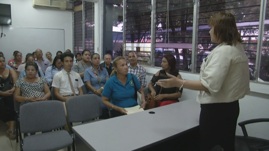 Comunidad educativa del Colegio Victoriano Lorenzo en reunión con representantes del Ministerio de Educación (Meduca) en Chiriquí.