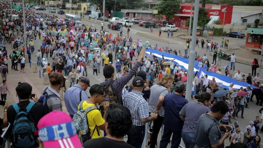 Manifestantes participan en una protesta para exigir la renuncia del presidente de Honduras, Juan Orlando Hernández, ayer martes en Tegucigalpa (Honduras)