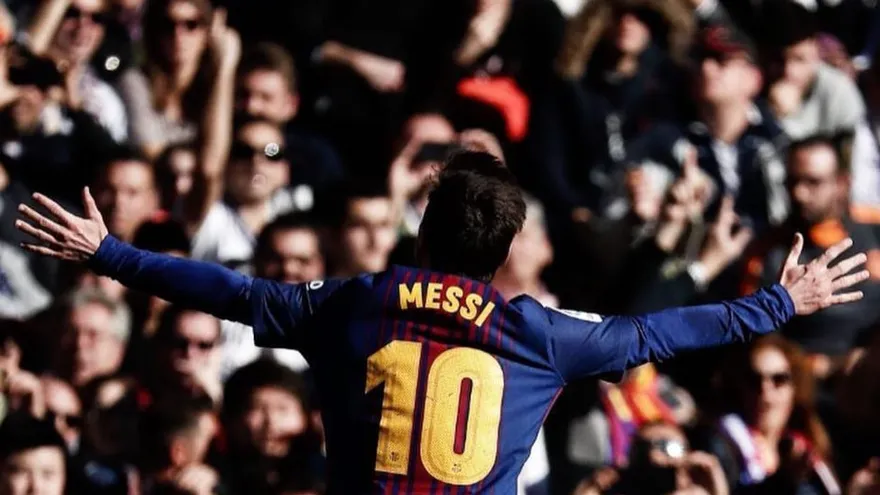 Messi cumple una década luciendo el '10' en el Barcelona