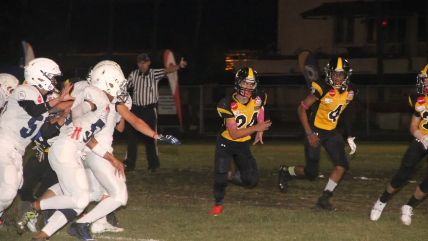 Acción del partido entre los equipos juveniles de Dragons y Kolts