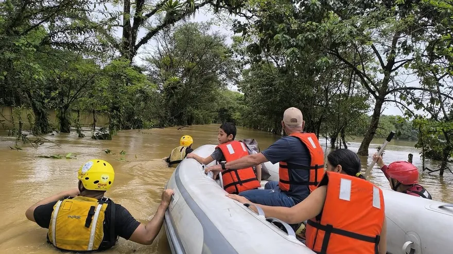Equipos de rescate evacúan familias afectadas por inundaciones en Mariato