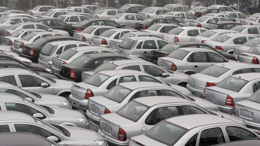 La reducción de la producción de autos obligó a los fabricantes a eliminar 11.200 puestos de trabajo en los últimos doce meses.