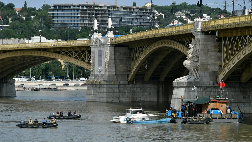 Miembros de los servicios de rescate continúan con la búsqueda de víctimas en el río Danubio, este martes, donde se encuentra el barco naufragado el pasado 29 de mayo en Budapest (Hungría)