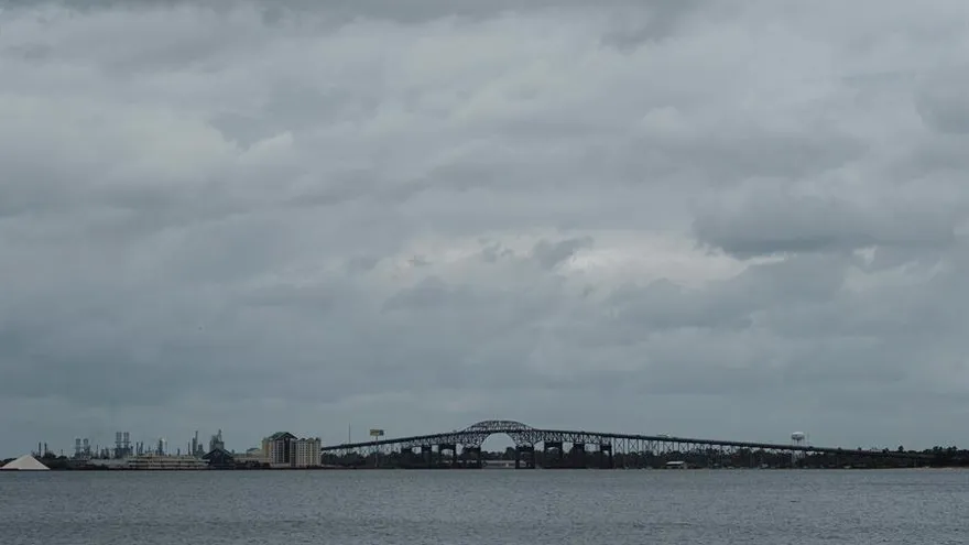 Miles evacuan en EEUU ante el 'catastrófico' impacto del huracán Laura