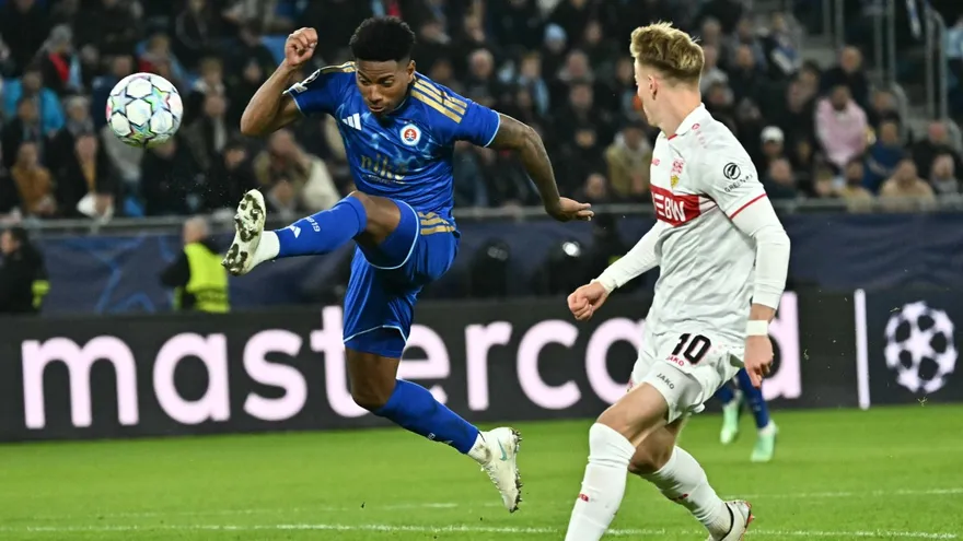 César Blackman en partido de Champions League contra el Stuttgart