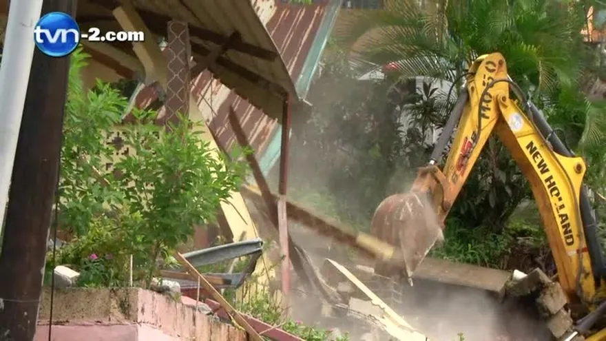 Sigue la demolición de viviendas afectadas por deslizamiento