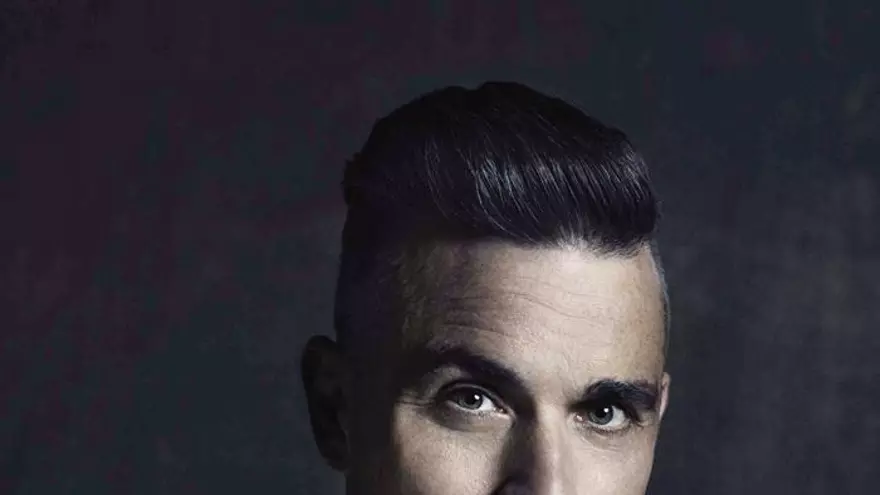 Fotografía facilitada por la discográfica Sony Music, del músico británico Robbie Williams, que ha concedido una entrevista en exclusiva a la Agencia EFE con motivo de la salida a venta, este viernes, de su undécimo disco de estudio, "The heavy entertainment show".