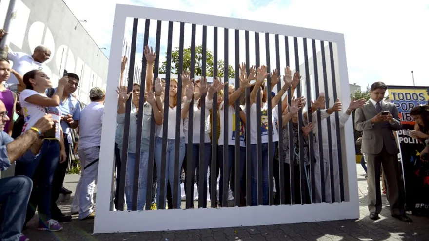 La esposa del encarcelado líder de la oposición venezolana Leopoldo López, Lilian Tintori y los familiares de los presos políticos protestan dentro de una celda de prisión simulada en Caracas, el 14 de diciembre de 2015.