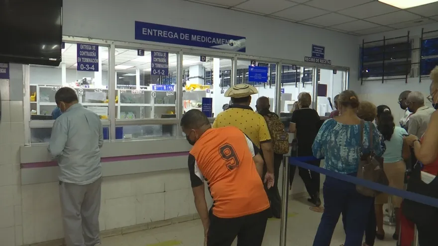 Pacientes esperando en farmacia