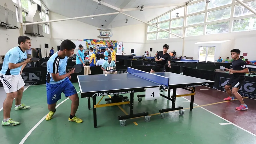 Partido de tenis de mesa en los dobles masculinos