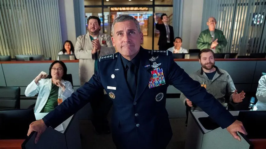 Fotografía cedida por Netflix que muestra al actor estadounidense Steve Carell en una escena de la serie "Space Force". Carell presentó este martes el primer tráiler de "Space Force", una nueva serie de Netflix con la que el actor regresará a la comedia televisiva tras su exitoso trabajo en "The Office" (2005-2013).