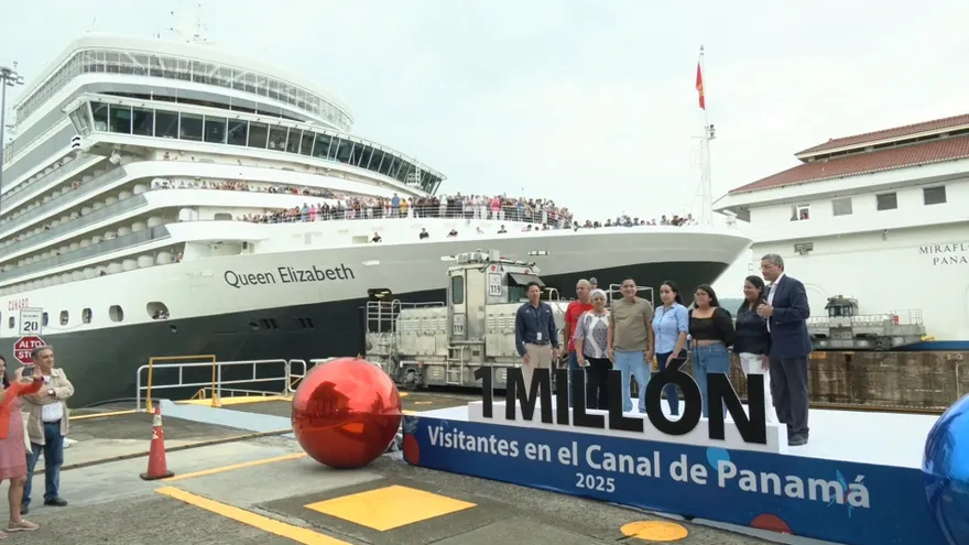 Canal de Panamá celebra al visitante un millón del año fiscal.