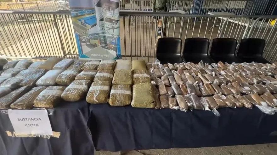 Además de las drogas y armas fueron cautelados celulares y otros artículos