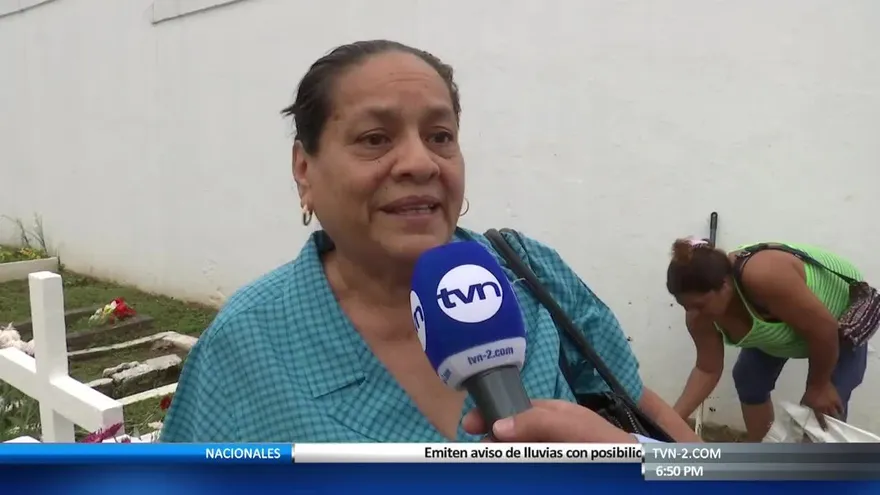 Panameños se acercan a cementerios en el Día de las Madres