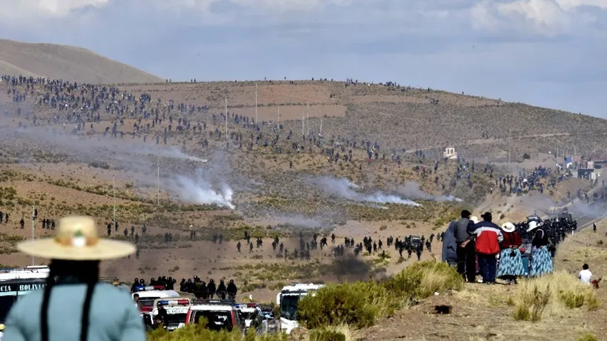Enfrentamientos en mineros y policías en el departamento de  La Paz,  Bolivia, donde dos hombres resultados muertos y varios heridos.