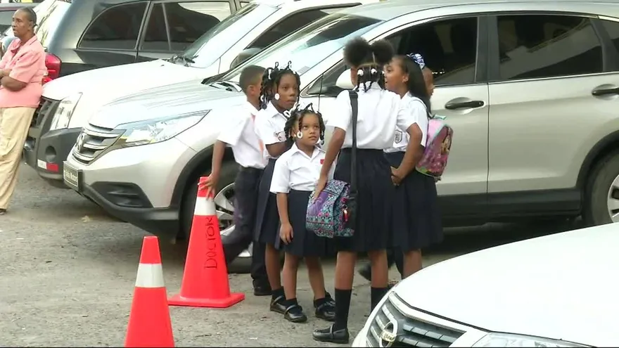 Estudiantes de la escuela República de Venezuela asisten a clases