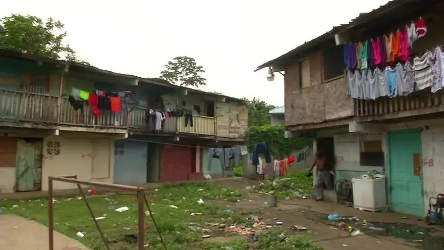 Conviven entre aguas servidas y basura