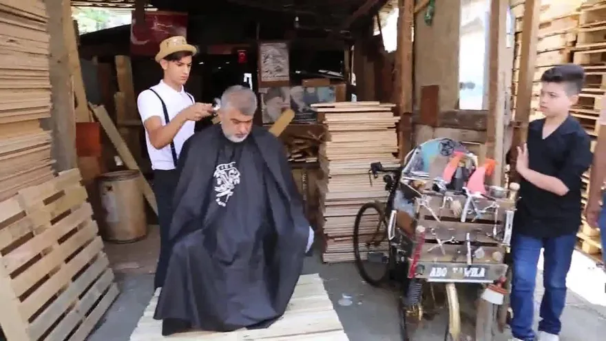Un joven libanés recupera el antiguo oficio de los barberos ambulantes