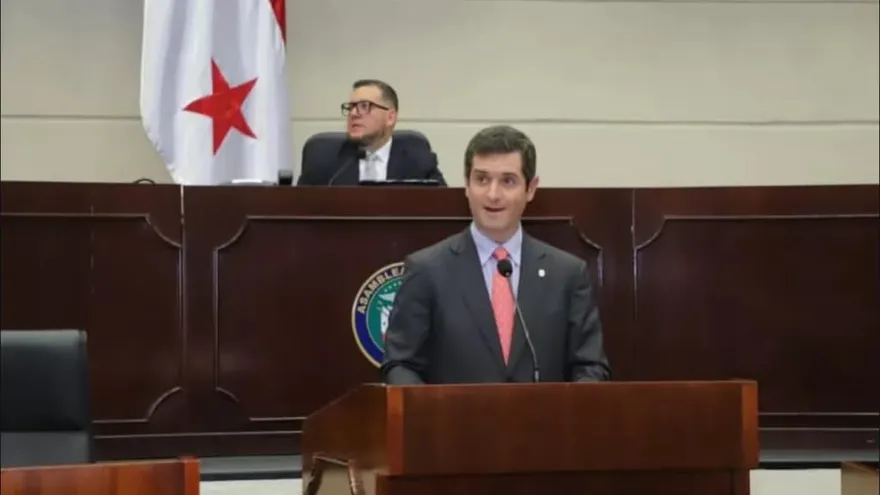 El ministro Carlos A. Hoyos presentó los proyectos de ley ante la Asamblea Nacional, destacando la importancia de la transparencia fiscal y la cooperación internacional.