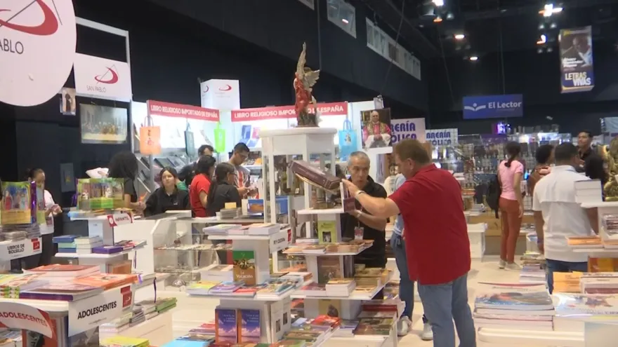 Visitantes en la Feria Internacional del Libro 2025