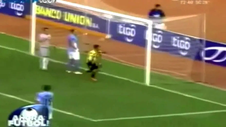 Boris Alfaro, anotó dos goles y es la figura de su club The Strongest (Bolivia)