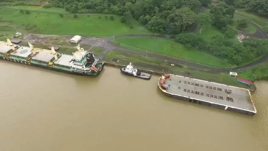 El barco que está amarrado bajo el puente Centenario