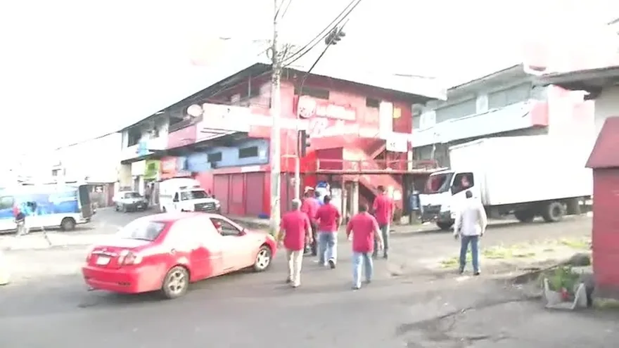 Cierran el paso en la entrada de La Cabima