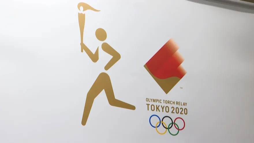 Un relevo de la antorcha olímpica con espectadores pero sin vítores