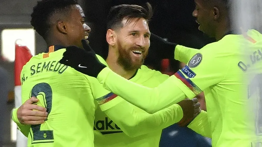Messi y Piqué consiguen la victoria para el Barcelona ante el PSV