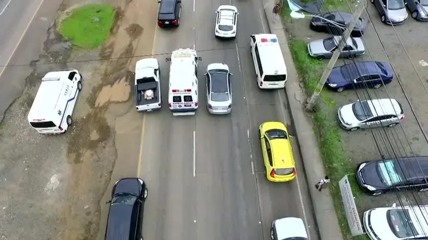 Vehículos particulares obstaculizan el paso de ambulancias