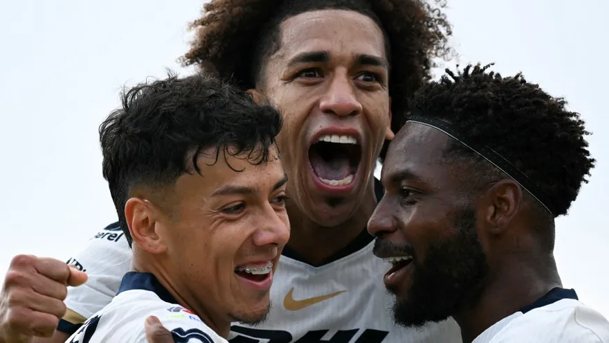 Adalberto Carrasquilla celebrando con compañeros