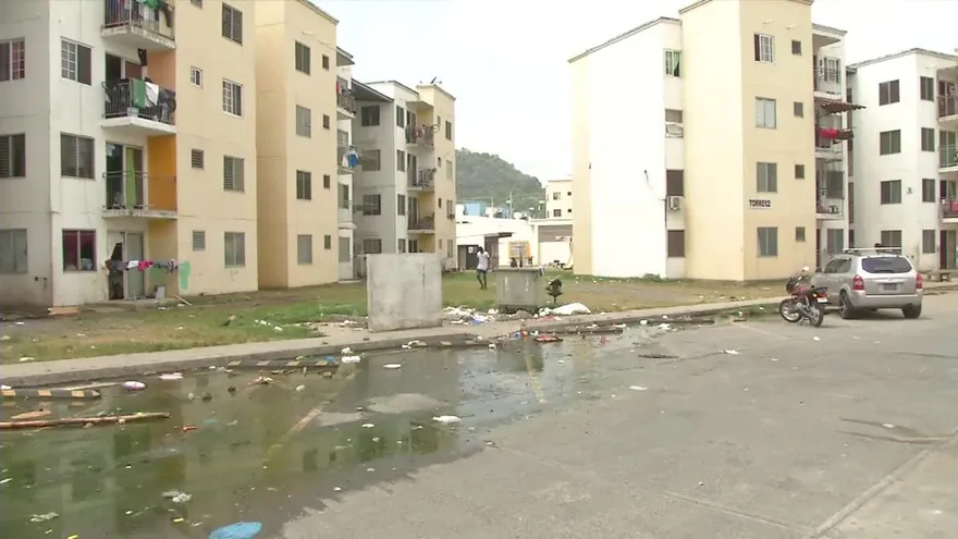 Residentes en Curundú se quejan por mal estado de apartamentos