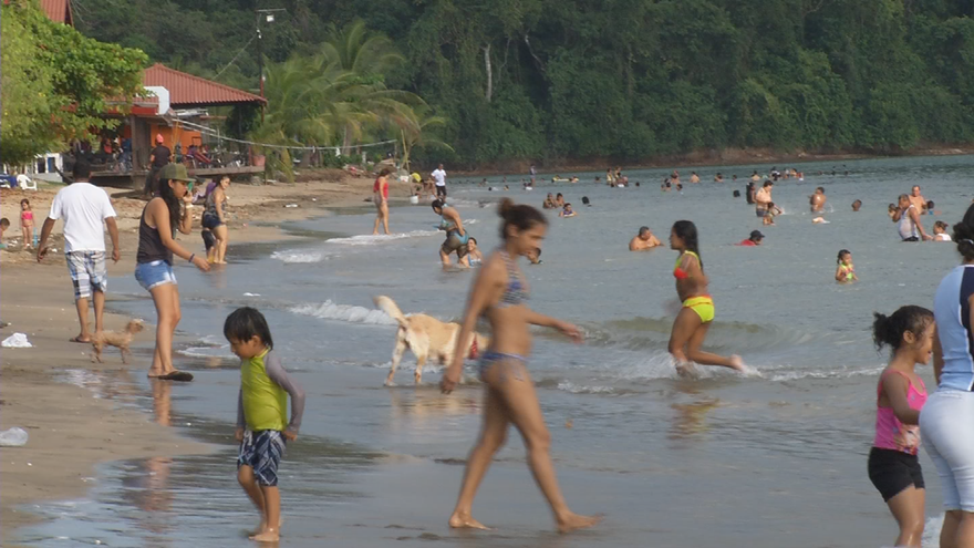 Adultos y niños se divierten en las playas durante la Navidad en Panamá