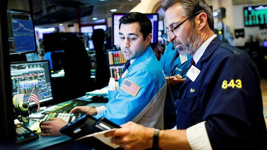 Quince minutos después del inicio de las operaciones en la Bolsa de Nueva York, el Dow Jones avanzaba 101,39 puntos y se situaba en 31.031,91 unidades, impulsado por grandes cotizadas como Salesforce (2,79 %), Walt Disney (2,40 %) y Microsoft (2,02 %).