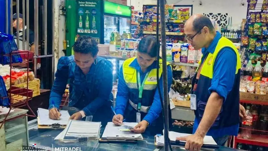 Funcionarios de Mitradel durante el operativo nocturno.