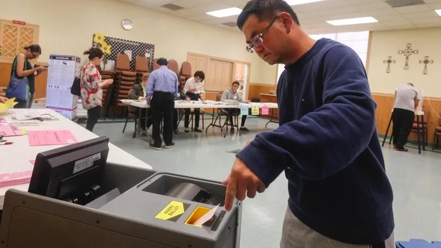 EEUU vota en elecciones históricas