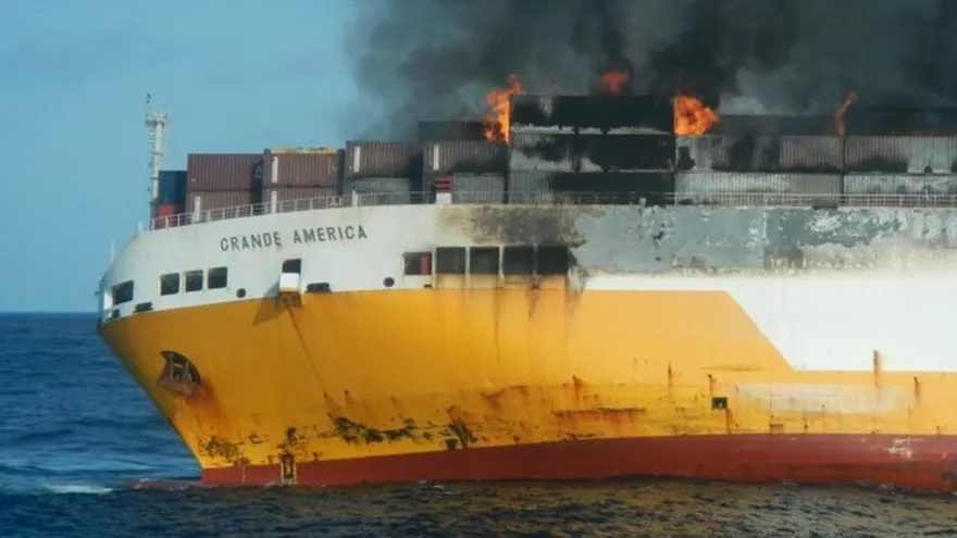Imagen cedida del fuego declarado el martes en el barco italiano ''Grande America'', propiedad del Grupo Grimaldi, cuando navegaba cerca de la costa francesa.