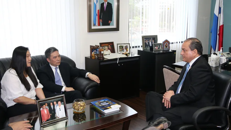 El gerente Regional de la compañía China Railwey Construction Corporation Limited, Erqiqng Ying, junto al viceministro de Comercio Interior e Industrias, Manuel Grimaldo.