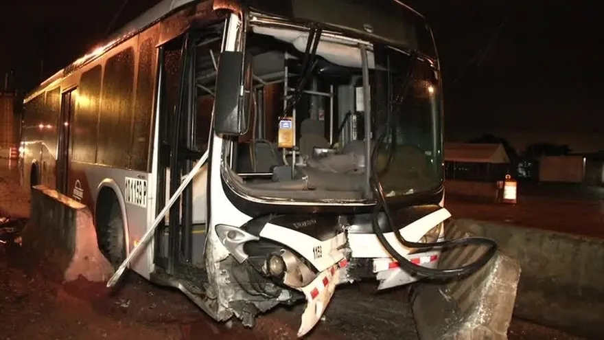 Metrobús se accidenta en la vía Domingo Díaz