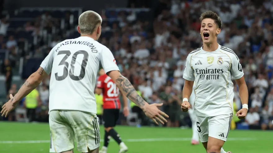Arda Güler y Franco Mastantuono celebran durante el juego entre Real Madrid y Mallorca