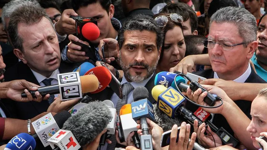 Juan Carlos Gutiérrez (c), abogado líder del equipo defensor de Leopoldo López, durante una rueda de prensa en Caracas, Venezuela.
