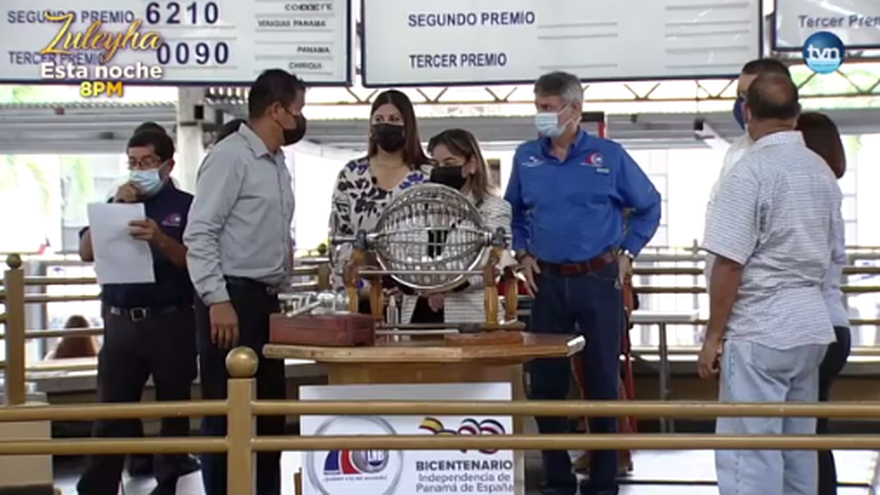 Autoridades y testigos del sorteo de la lotería del miércoles 15 de septiembre