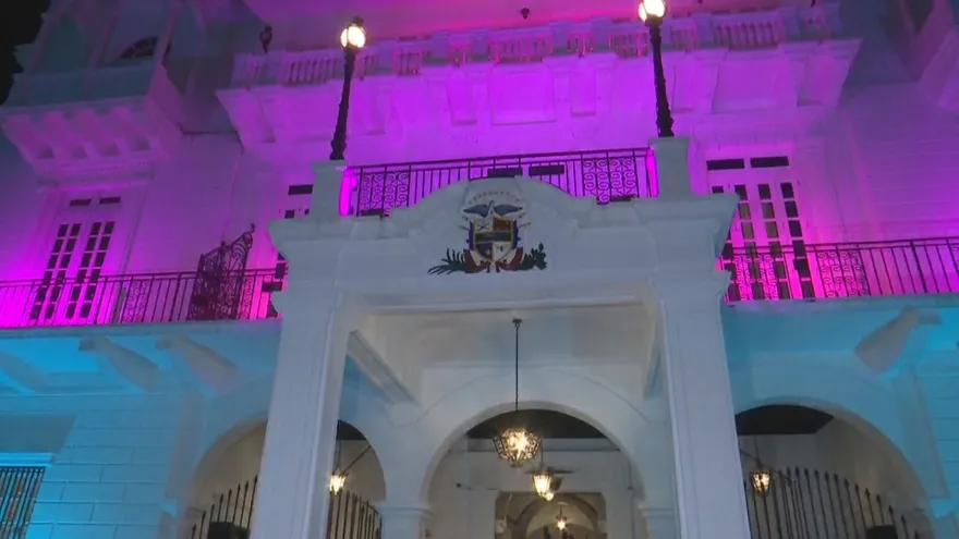 Presidencia enciende sus luces por la prevención del cáncer.