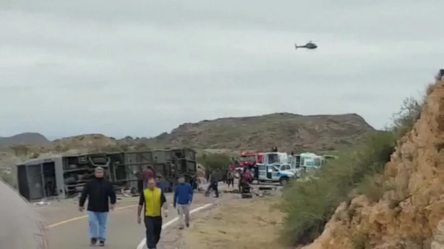 Duelo en Argentina por 15 muertos en vuelco de autobús